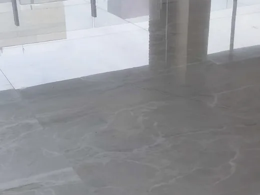 Piso claro restaurado