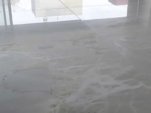 Brilho uniforme em piso